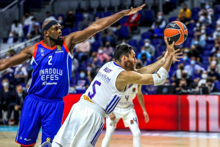 Anadolu Efes, Euroleague'e mağlubiyetle başladı