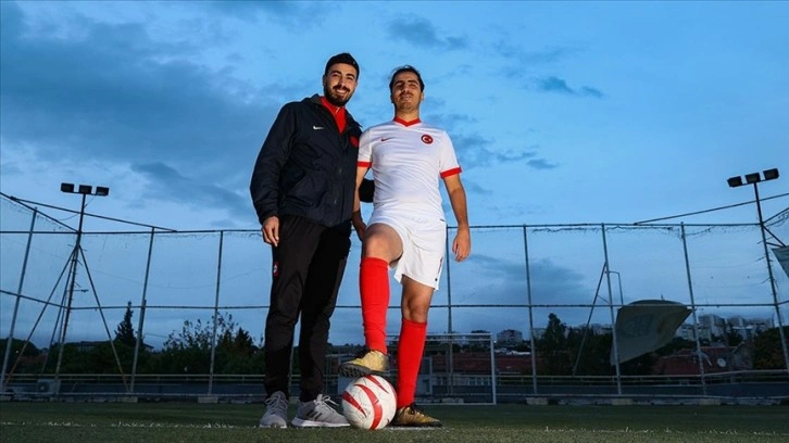 Görme engelli milli futbolcu, kardeşinin sesiyle gol kralı oldu