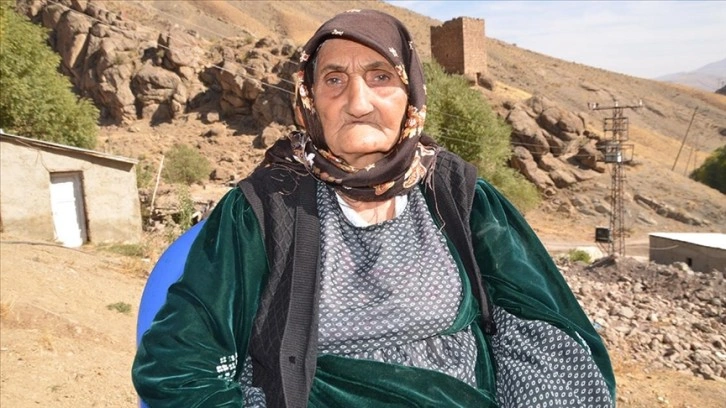 Hakkari'de iki doz aşı yaptıran 117 yaşındaki kadın Kovid-19'u hafif atlattı