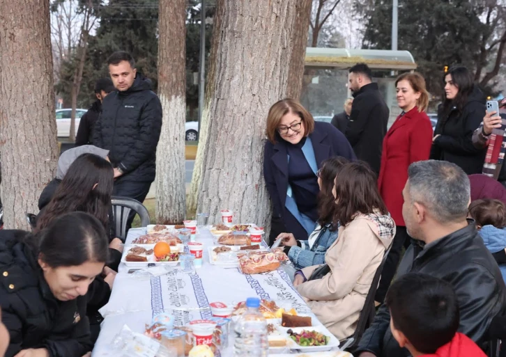 BÜYÜKŞEHİR’İN İFTAR ÇADIRLARI RAMAZAN’IN BİRLİK RUHUNU YAŞATIYOR