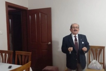 Artvin’de emekli öğretmen Rifat Koçak 56 yıldır takım elbisesini ve kravatını çıkartmıyor