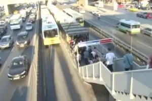 Metrobüs bozuldu, duraklarda yoğunluk oluştu